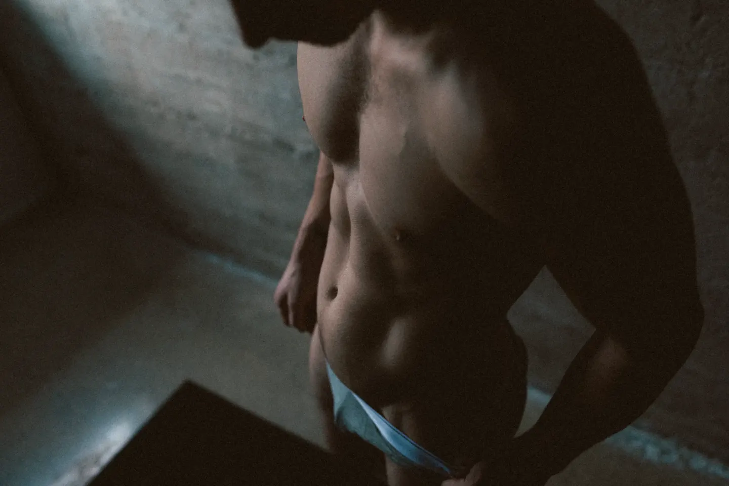 Boudoir homme barbu chalet — portrait intime lumière naturelle Laurentides