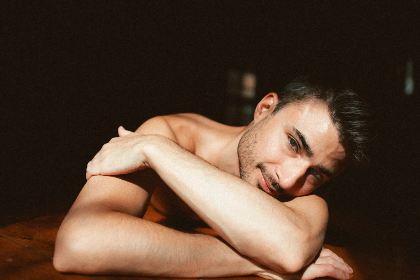 Boudoir homme silhouette fenêtre — nu artistique masculin Laurentides